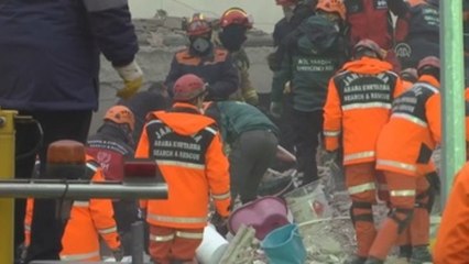 Prosiguen las tareas de rescate en el edificio derrumbado en Estambul