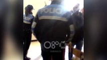 Ora News – VIDEO/ Momenti kur policia futet te Filologjiku, debatojnë me studentët
