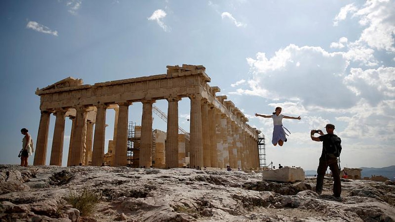 Κομισιόν: Με πάνω από 2% τρέχει η ανάπτυξη στην...