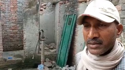 पीएम मोदी की योजना के तहत बने शौचालय में बैठा बुजुर्ग, सिर पर भरभराकर गिरी छत