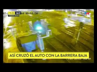 El auto que se salvó de milagro cruzando las vías del Sarmiento