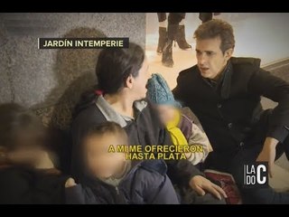 Hace 2 años que viven abajo de un puente pidiendo monedas