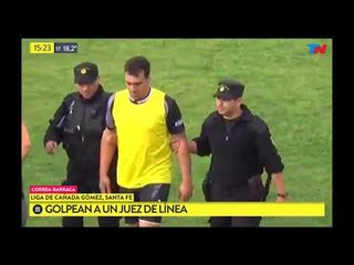 Salvaje patada a un juez de línea en la liga de Santa Fe