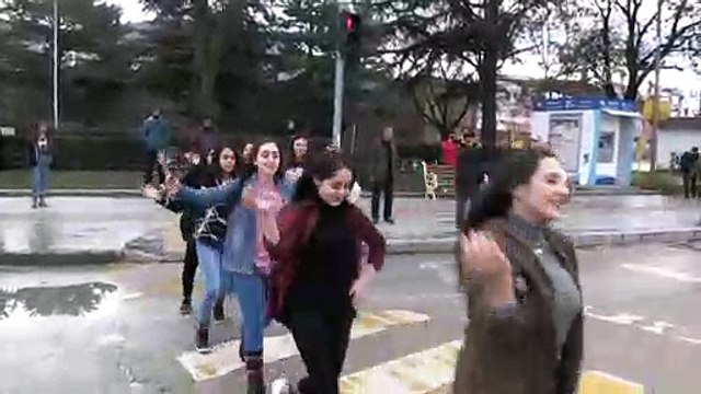 Yaya geçidinde halk oyunu oynadılar - TOKAT