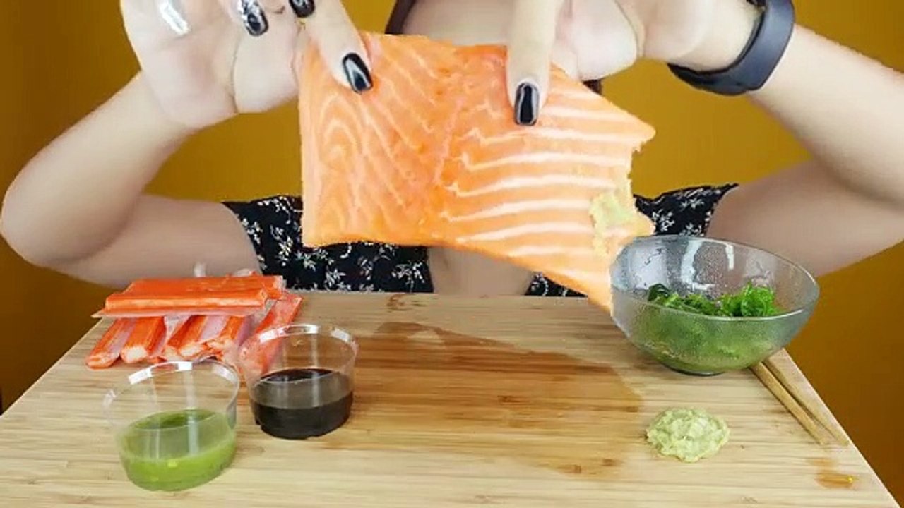 ASMR กินแซลมอลซาซิมิคำโต สดใหม่ และใหญ่มาก