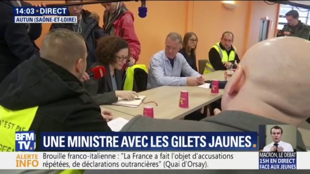 Un gilet jaune explique à Emmanuelle Wargon que les représentants politiques peuvent être happés par le décorum de l'Assemblée nationale