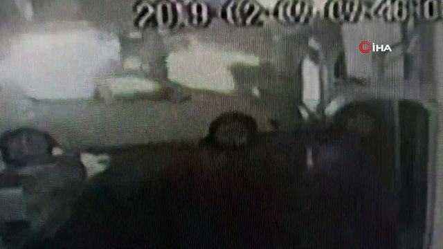 Otomobilin yayaya çarpma anı güvenlik kamerasında