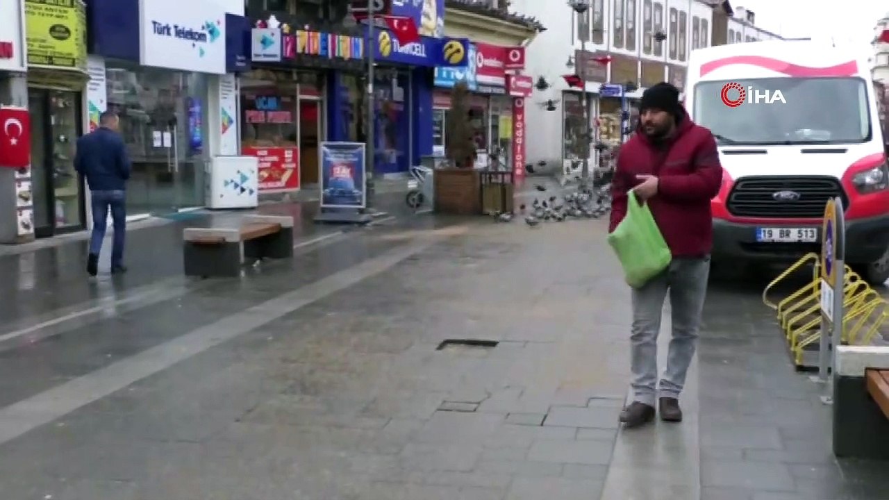 Aç kalan güvercinleri esnaf besliyor