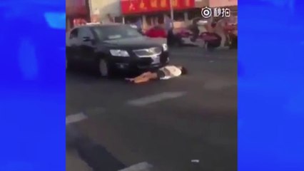 Une femme fait semblant de se faire renverser par une voiture, et le regrette vite