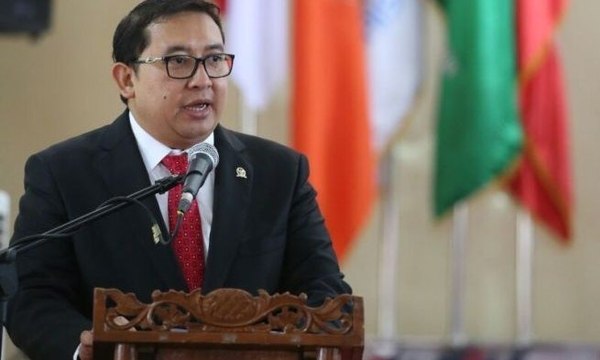 Dialog: Polemik Puisi Fadli Zon, Benarkah Sindir Mbah Moen? [2]