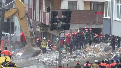 Kartal'da Çöken Binanın Blokları Vinç ile Kaldırılıyor