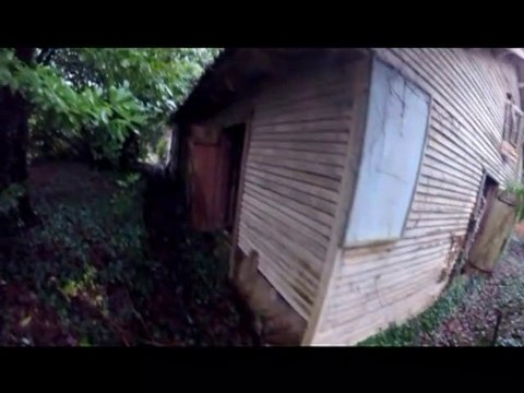  Je visite une vieille, maison en bois abandonnée en mauvaise état , datant de la deuxième guerre mondiale en Bretagne (URBEX)