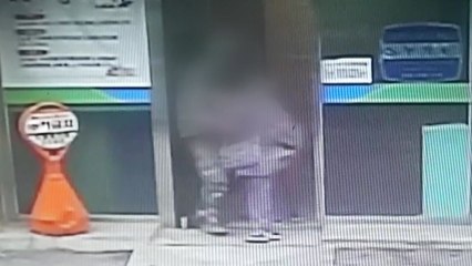 은행 나온 여성에 "지갑 내놔" 폭행...60대 체포 / YTN