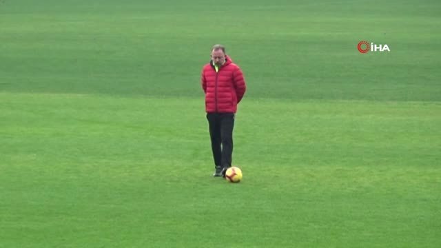 Sergen Yalçın: Ozan'ı Futbolcu Olduğuna İkna Etmeye Çalışıyoruz