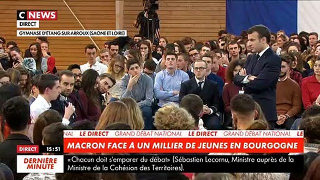 Pétrifié par le tract, un jeune homme ose prendre la parole cet après-midi face au Président et termine applaudi par tous ses camarades