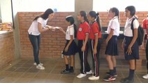 El hambre arrastra a los niños venezolanos a la escuela