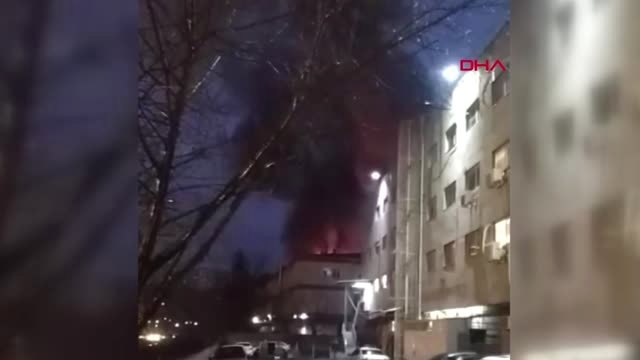 Kağıthane'de Bir İş Merkezinin Çatısında Yangın