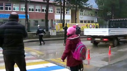 Okul önünde 'maket polis' uygulaması - AMASYA