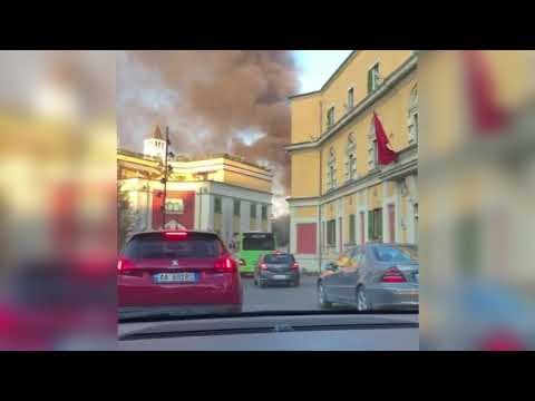 Përfshihet nga flakët lokali pranë Bashkisë së Tiranës