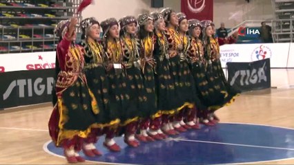 Öğrencilerin folklor gösterileri renkli görüntülere sahne oldu