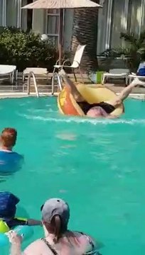 Trop gros, il n'arrive pas à tenir sur la bouée dans la piscine !