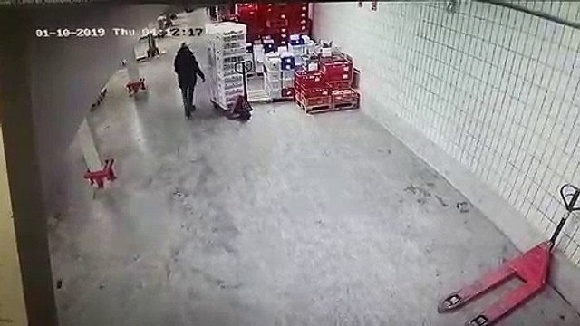 Déchargement de palette.. il tombe avec son chargement !