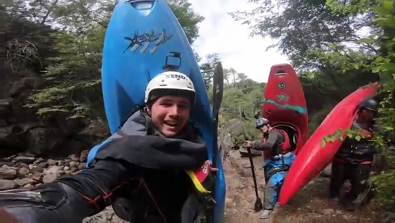 Descente impressionnante en Kayak dans des rapides et cascades !