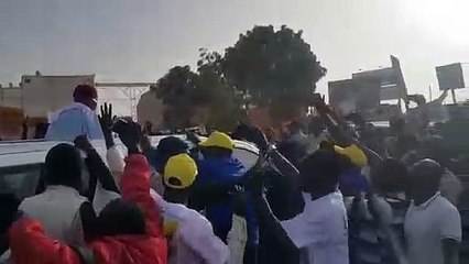 Bain de foule de Wade à Diamniadio