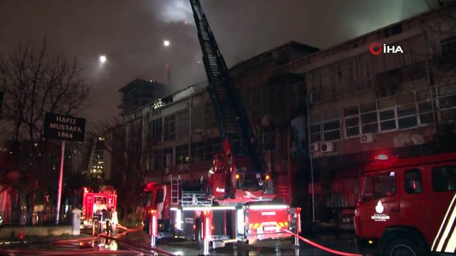 Kağıthane’de iş merkezindeki yangın kontrol altında