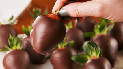 These Vodka Soaked Strawberries Are A Valentines Day Game-Changer