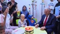 Binali Yıldırım kanser hastası çocukları ziyaret etti