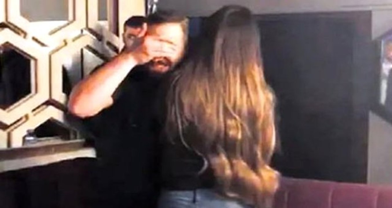 Eski Milli Futbolcu Emre Aşık'ın Eşi, Bir Erkekle Sarmaş Dolaş Eğlenirken Görüntülendi