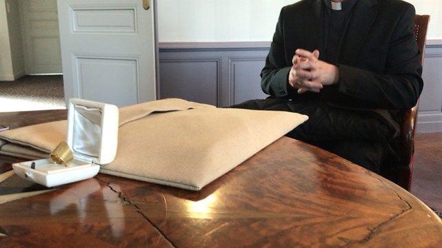 La mitre et la crosse, deux des trois symboles de l’évêque