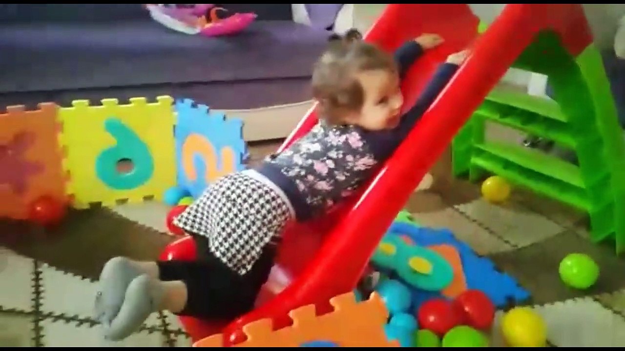 Pilsan ilk kaydiragim Bebeklerimle kaydiraktan kayiyoruz | Komik Çocuk Videolari