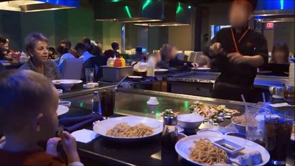 Ce cuisinier réussit à envoyer le tofu sur la fourchette... Fou