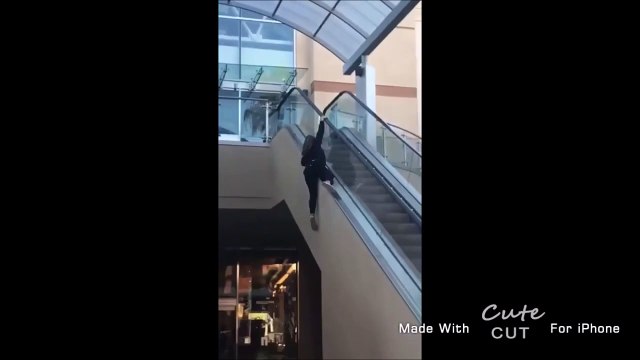 Elle tente de monter un escalator par l'extérieur mais ça fini mal