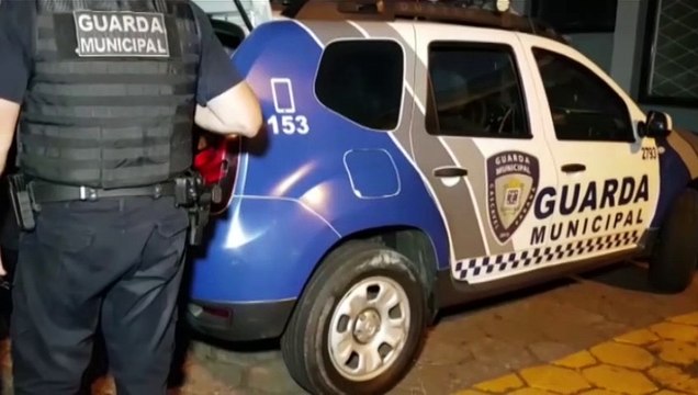 Motorista embriagado bate em carros estacionados, é perseguido e detido