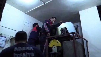 Asansörde mahsur kalan iki kişi kurtarıldı