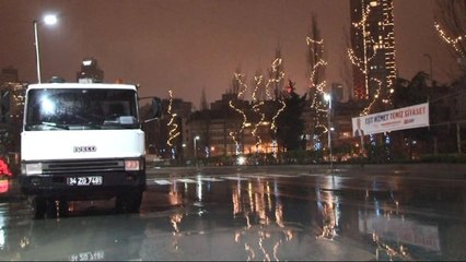 Resmi Plakalı Araçla CHP Afişi Astılar