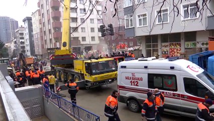 Enkaz altında yakınları bulunanlar gelecek iyi haberleri bekliyor - İSTANBUL