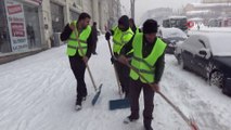 Muş’ta yoğun kar yağışı 150 köy yolu ulaşıma kapattı