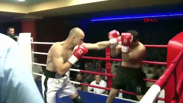 Şampiyon Rus boksör Alexander Kostromin, evinin yakınında ölü olarak bulundu.