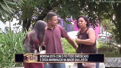 Morena fogosa pede ajuda com fio e deixa os homens na maior saia justa