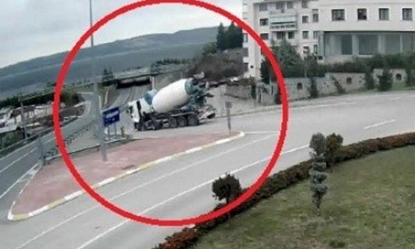 Viraja hızlı giren beton mikserin devrilme anı kamerada