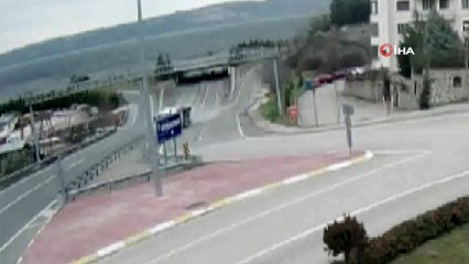 Viraja hızlı giren beton mikseri böyle devrildi
