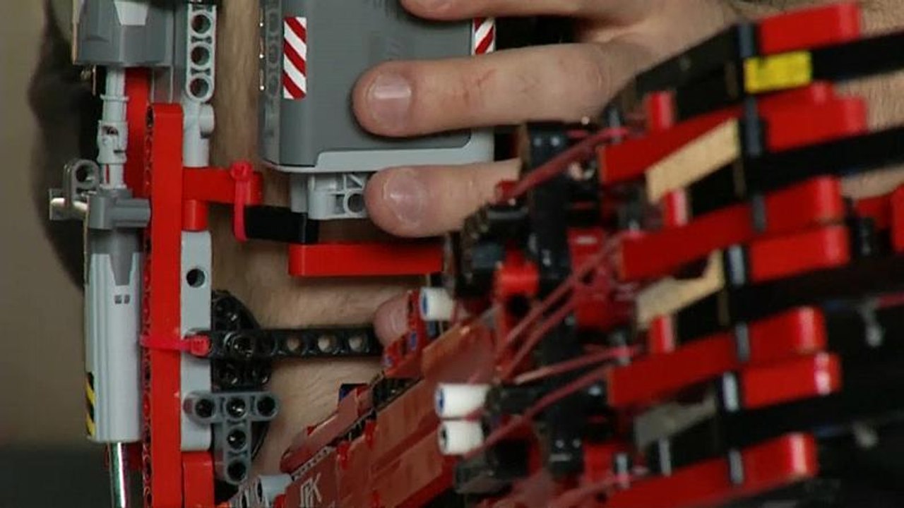 Mattoncino dopo mattoncino, costruisce il suo braccio di Lego