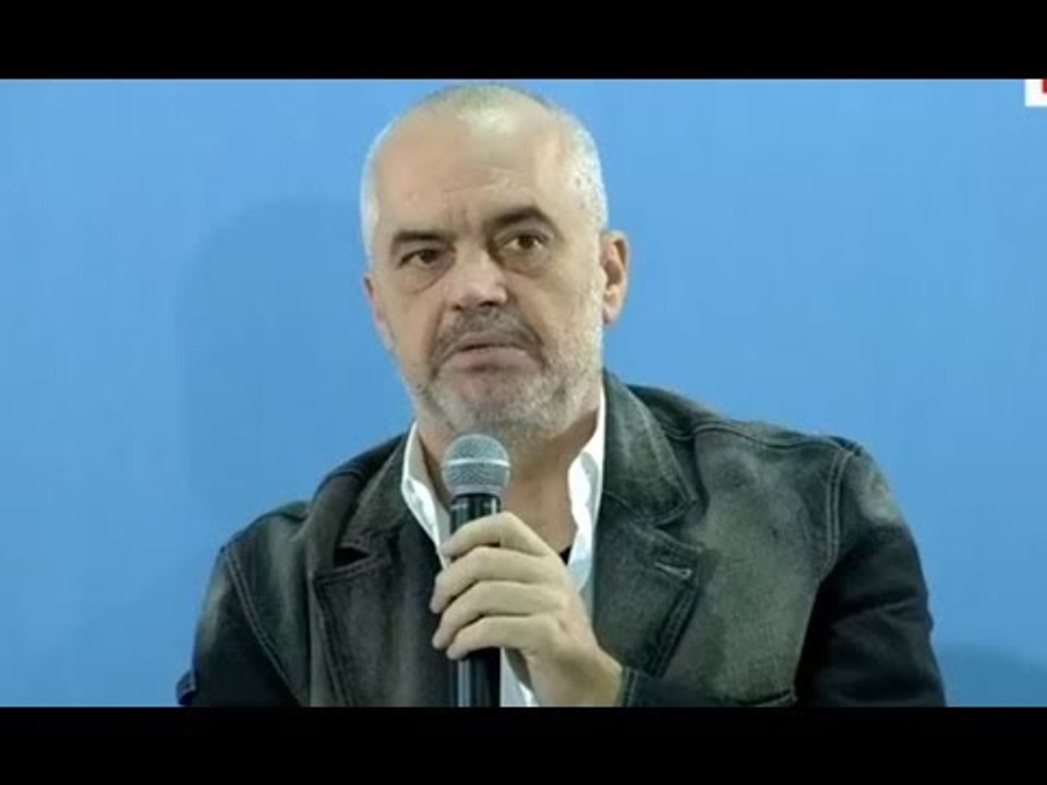 Ora News - Rama takon një grup studentësh në Korçë dhe flet për pedagogët "sharlatanë"