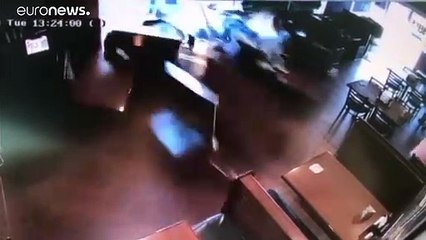 شاهد: سيارة تقتحم مطعما وتصيب 6 أشخاص