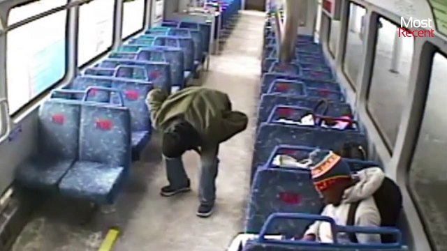 فيديو صادم.. هذا الأب المستهتر فقد ابنه الرضيع من أجل تدخين السجائر