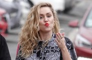 Miley Cyrus et Shawn Mendes teasent un hommage à Dolly Parton lors des Grammys